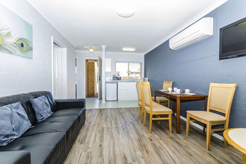 The African Reef - Southport Accommodation 7