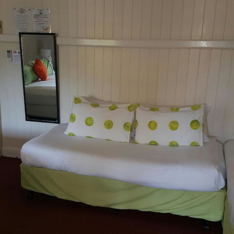 Joes Waterhole Hotel - Accommodation Southport 5