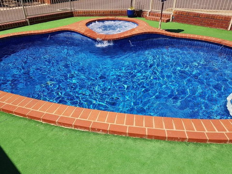 Golden Reef Motor Inn - Accommodation Southport 2