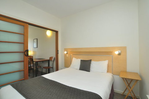 Lennox Holiday Apartments - Accommodation Southport 5