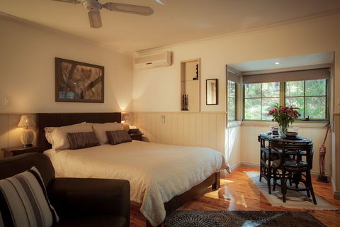 Eagle Hammer Cottages - Southport Accommodation 5