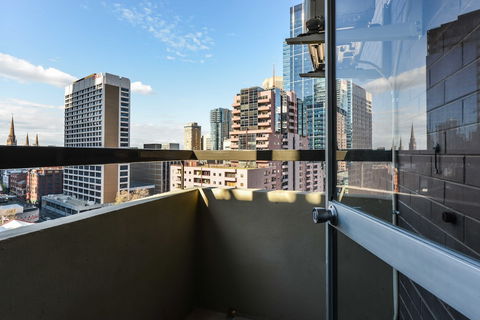CBD Vistas - Southport Accommodation 5