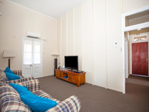 CBD Holiday Home - Accommodation Southport 2