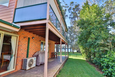 Kingfisher LakeHouse - Southport Accommodation 1
