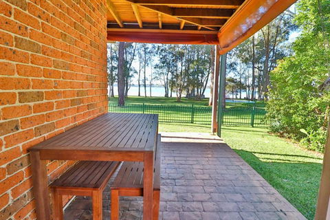 Kingfisher LakeHouse - Southport Accommodation 2
