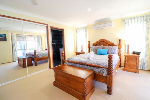 Kingfisher LakeHouse - Southport Accommodation 4