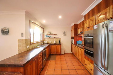 Kingfisher LakeHouse - Southport Accommodation 5