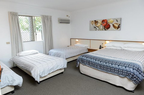 Country Comfort Gin Gin Wild Scotsman Motor Inn - Accommodation Southport 3