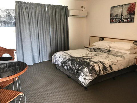 Country Comfort Gin Gin Wild Scotsman Motor Inn - Accommodation Southport 2