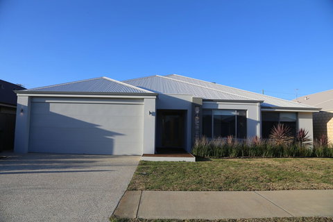 Rainbow Dream House PERTH Holiday Home - Accommodation Southport 0