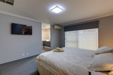 Rainbow Dream House PERTH Holiday Home - Accommodation Southport 2