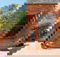 Sally's Paddock at Redbank Winery - Southport Accommodation