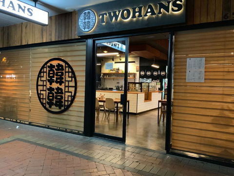 Two Hans - Southport Accommodation 0