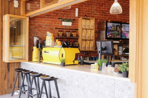Le Roi Cafe - Southport Accommodation 0