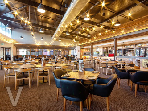 V Hotel - Accommodation Southport 1