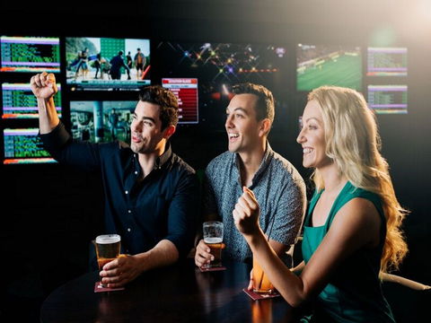 Steelers Leagues Club - Southport Accommodation 1