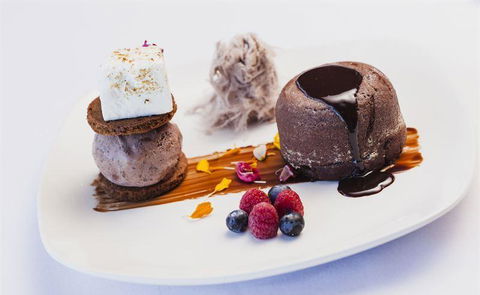 L' Aqua Restaurant - Southport Accommodation 5