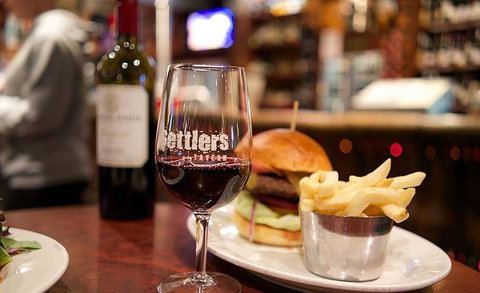 Settlers Tavern - Accommodation Southport 11