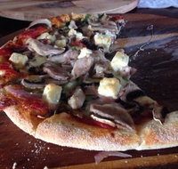 Frogs  Roses - Accommodation Southport