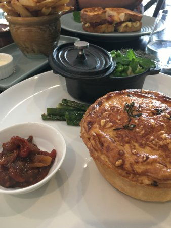 Hampton ACT Southport Accommodation