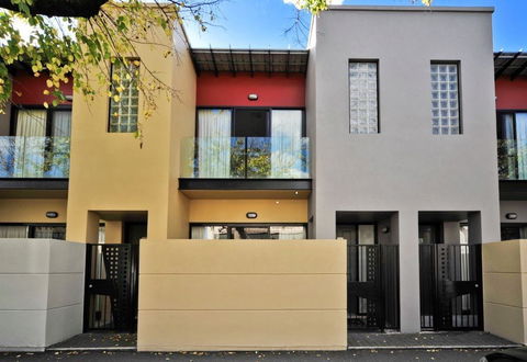 RNR Apartments, Adelaide - Southport Accommodation 0