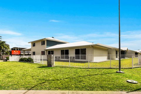 Econo Lodge Beachside - Southport Accommodation 0