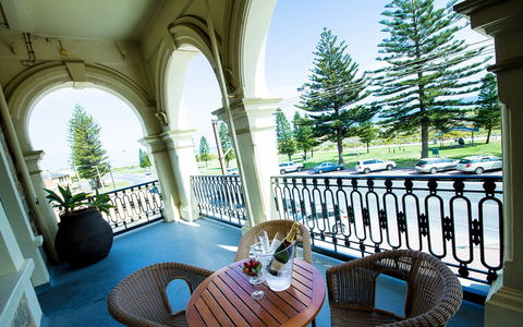 Largs Pier Hotel - Southport Accommodation 2