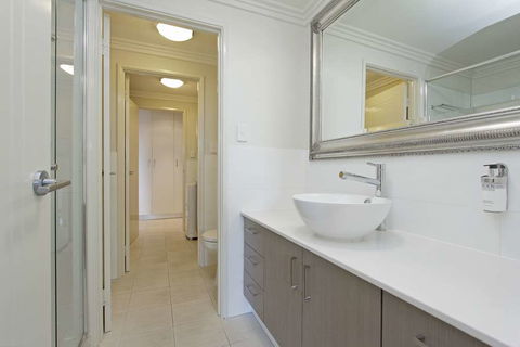Zappeion Apartments - Southport Accommodation 2