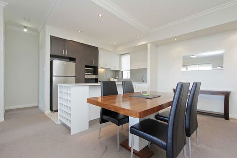 Zappeion Apartments - Southport Accommodation 1