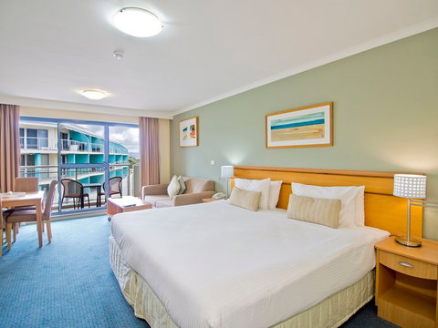 Oaks Waterfront Resort - Accommodation Southport 2