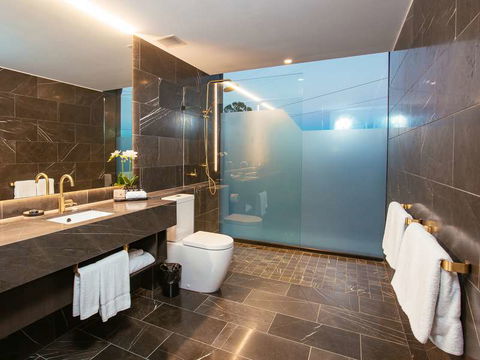 Eatons Hill Hotel - Southport Accommodation 2
