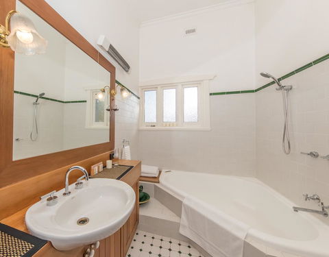 The Tudor House - Southport Accommodation 15