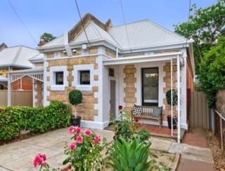 A Rose By The Park - Accommodation Southport 0