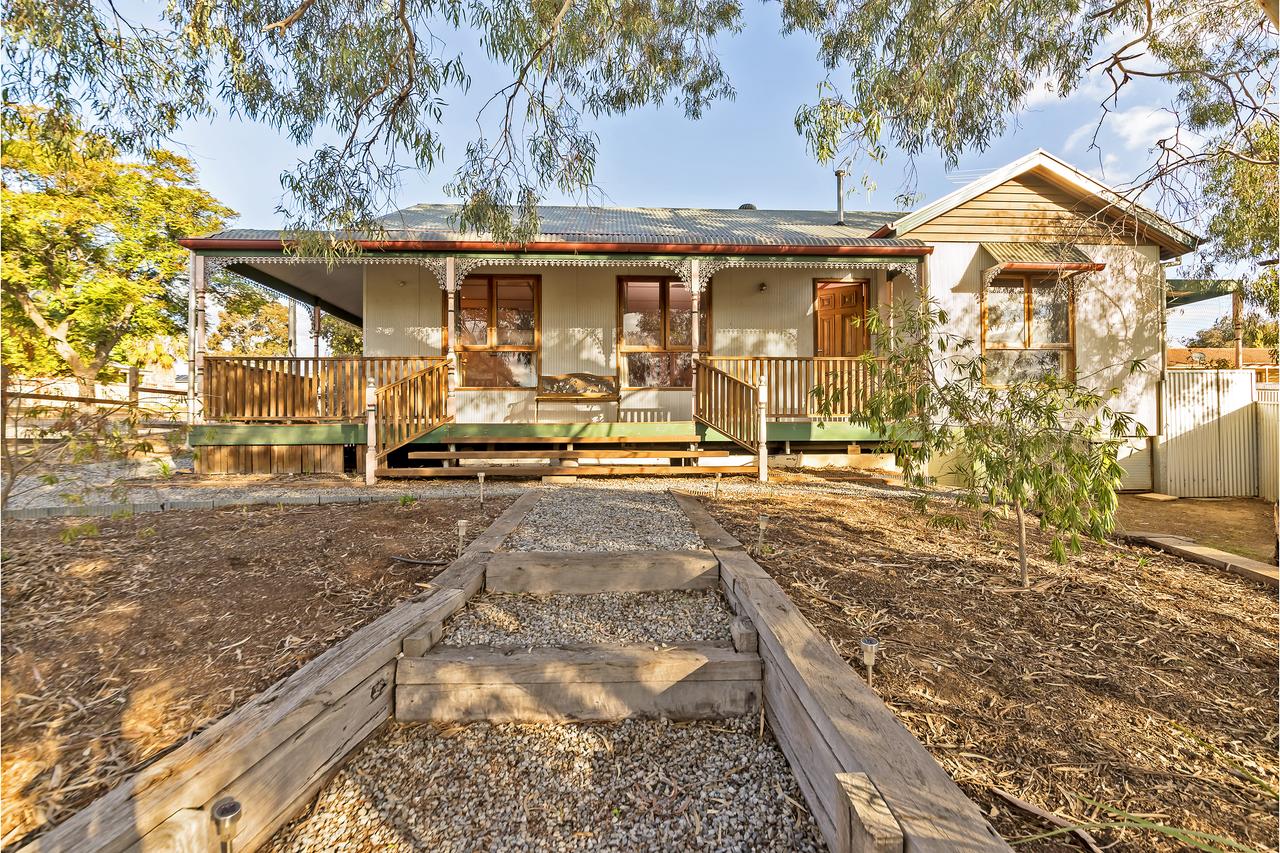 Ward Belt SA Southport Accommodation