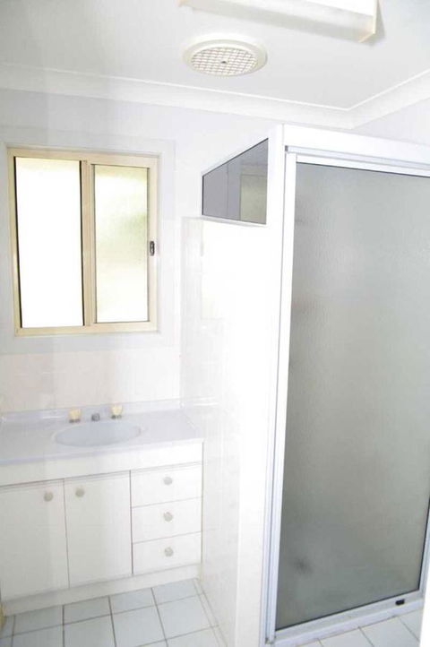 Bellhaven 1, 17 Willow Street - Southport Accommodation 5