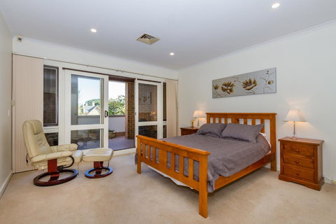 Adelaide Style Accommodation-Close To City-North Adelaide-3 Bdrm- FREE Parking - Accommodation Southport 3