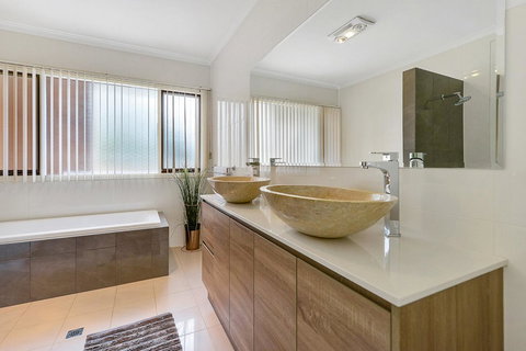 Adelaide Style Accommodation-Close To City-North Adelaide-3 Bdrm- FREE Parking - Accommodation Southport 12