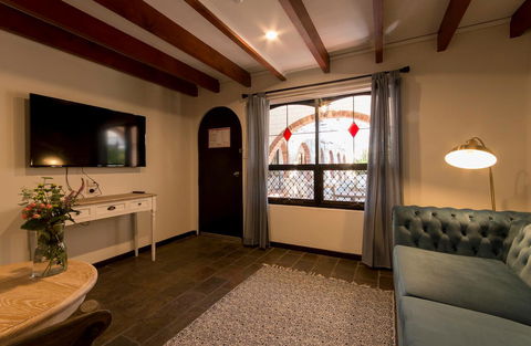 The Manor Basket Range - Southport Accommodation 7
