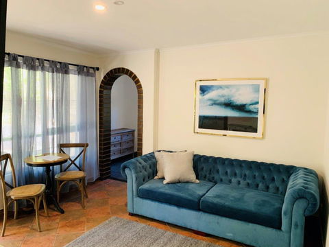 The Manor Basket Range - Southport Accommodation 12