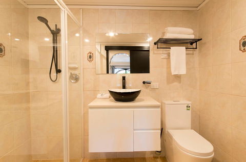 The Manor Basket Range - Southport Accommodation 6