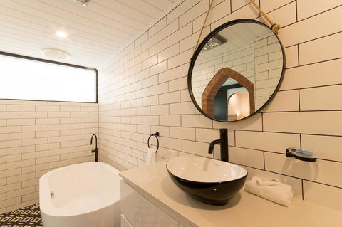 The Manor Basket Range - Southport Accommodation 2
