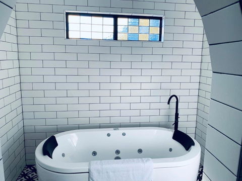 The Manor Basket Range - Southport Accommodation 11