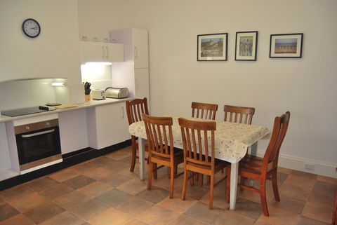 Jacaranda Cottage - Southport Accommodation 9