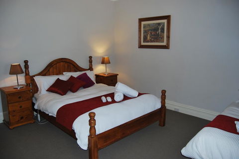 Jacaranda Cottage - Southport Accommodation 7