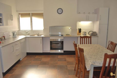 Jacaranda Cottage - Southport Accommodation 3