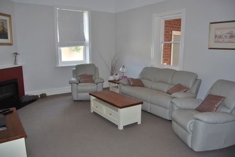 Jacaranda Cottage - Southport Accommodation 6