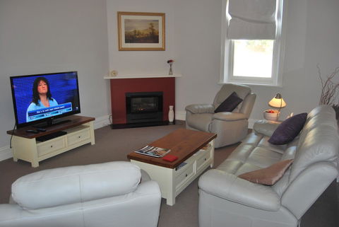 Jacaranda Cottage - Southport Accommodation 2