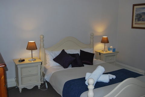 Jacaranda Cottage - Southport Accommodation 4