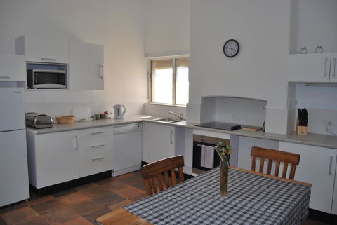 Jacaranda Cottage - Southport Accommodation 8