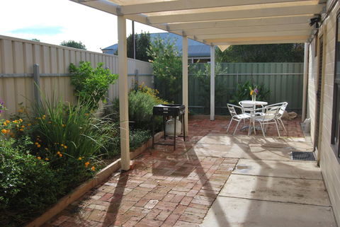 Jacaranda Cottage - Southport Accommodation 5